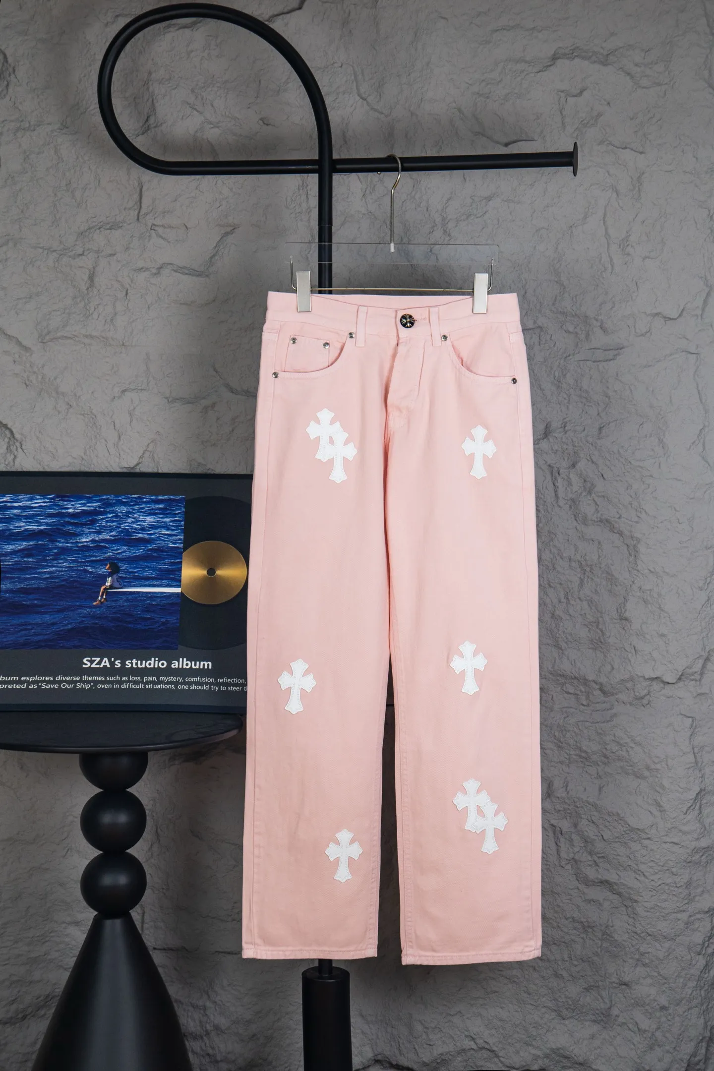 P270 Top version CH Chromehearts 2025 new limited edition white cross patchwork leather couple style washed loose pink jeans 💜 Top ceiling quality Styles with different washed textures, very friendly to people with thin legs and thick legs, straight and loose version very flattering leg shape Timeless moderate length, easy to match with casual, basic styling for various styles, a must-have in the wardrobe! The fabric is stiff but also makes the upper body soft without losing texture. The washing process is even more perfect. It is a must-have item for everyone! ! ! Washed wheat, hang tag, pants label, complete with three labels, color: pink, size: 28, 30, 32, 34